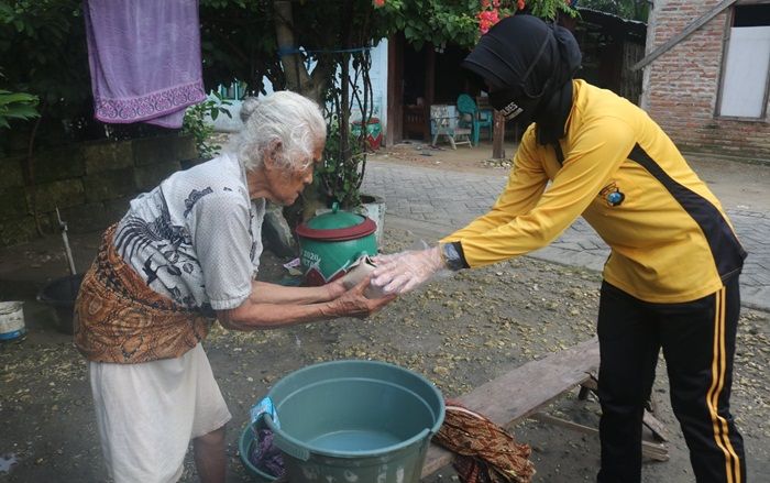Peduli Korban Corona, Polres Bojonegoro Bagikan 500 Nasi Bungkus dan Masker ke Warga