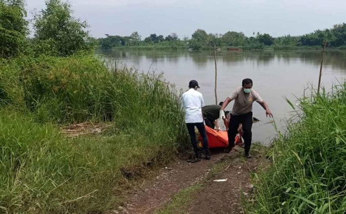 Pencari Barang Bekas Temukan Mayat Mr X di Sungai Brantas Sidoarjo Pencari Barang Bekas Temukan Mayat Mr X di Sungai Brantas Sidoarjo