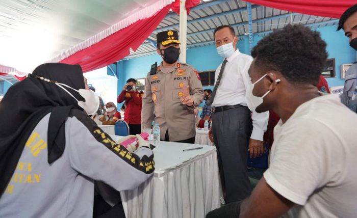 Kapolda Jatim Cek Vaksinasi di UMM Bersama Presiden dan Kapolri