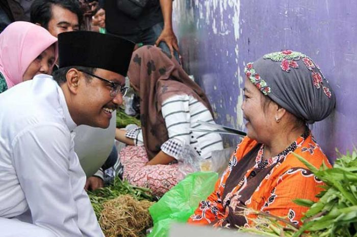 Temui Pedagang Blega, Gus Ipul Ingin Perkuat Pasar Rakyat Temui Pedagang Blega, Gus Ipul Ingin Perkuat Pasar Rakyat
