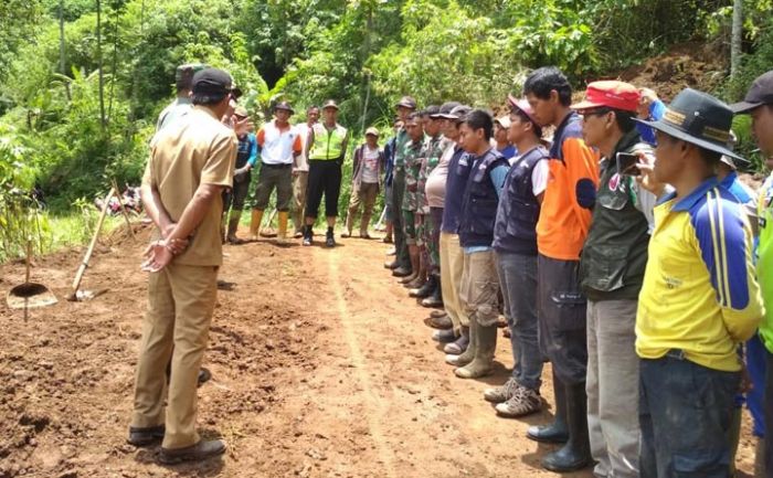 Personel Gabungan Gotong Royong Bersihkan Material Longsor di Jabung