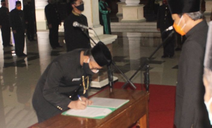 Bupati Irsyad Lantik Misbah Zunib jadi Plt. Sekda Pasuruan Bupati Irsyad Lantik Misbah Zunib jadi Plt. Sekda Pasuruan