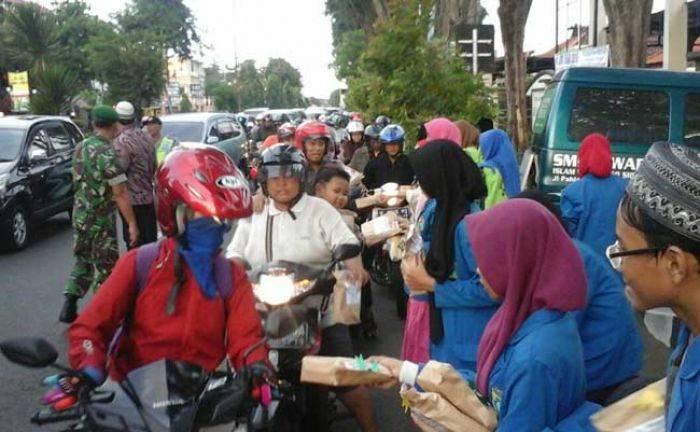 Bentuk Karakter Sosial, Siswa SMP Iswada Sidoarjo Bagikan Takjil Gratis