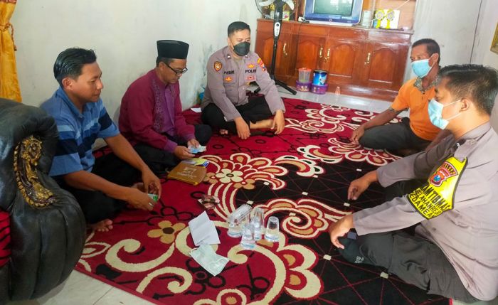 Datangi Rumah Duka Korban Kecelakaan Bus, Bhabinkamtibmas Polres Gresik Sampaikan Belasungkawa