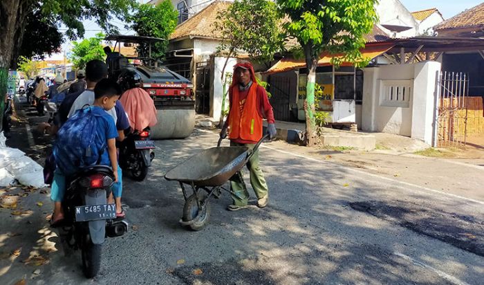 Gunakan Coolmix, Pemkab Pasuruan Benahi Jalan Rusak