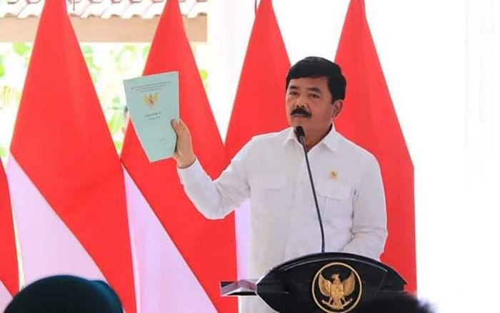 Menteri ATR/BPN Bagikan 390 Sertifikat di Jember Menteri ATR/BPN Bagikan 390 Sertifikat di Jember