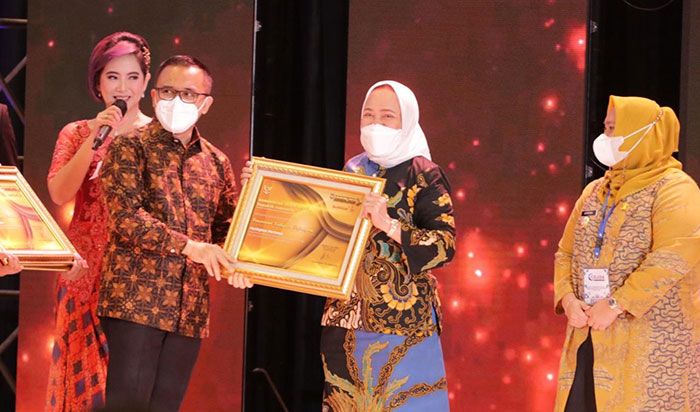 Realisasi Pendapatan Tertinggi, Pemkab Bojonegoro Terima Penghargaan dari Kemendagri Realisasi Pendapatan Tertinggi, Pemkab Bojonegoro Terima Penghargaan dari Kemendagri