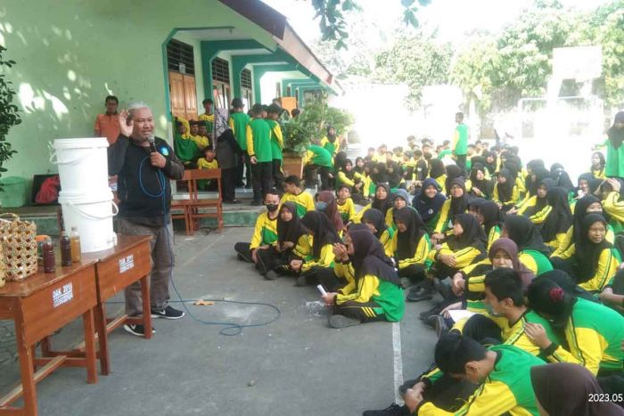 Sekolah Sampah FPRB Kediri Sosialisasikan Pengelolaan Sampah Organik di SMPN 1 Wates