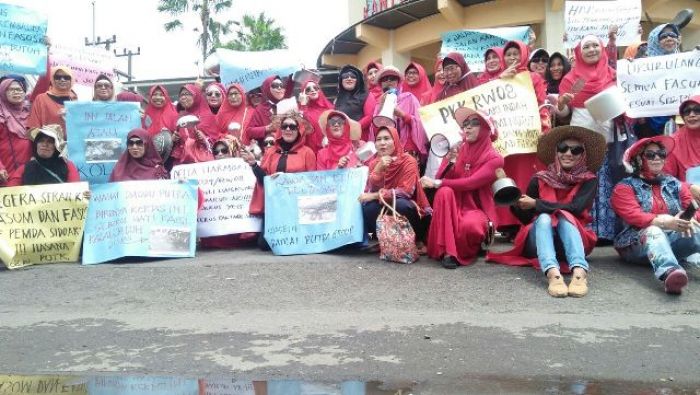 Ibu-ibu Warga Delta Sari Demo Kantor Pengembang 