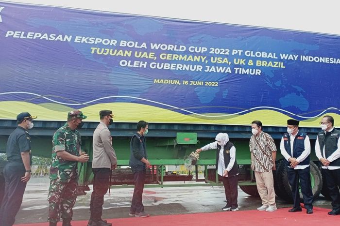 Lepas Ekspor Bola Piala Dunia 2022, Khofifah: Warga Jatim Jadi Bagian Resonansi Ekonomi Dunia Lepas Ekspor Bola Piala Dunia 2022, Khofifah: Warga Jatim Jadi Bagian Resonansi Ekonomi Dunia