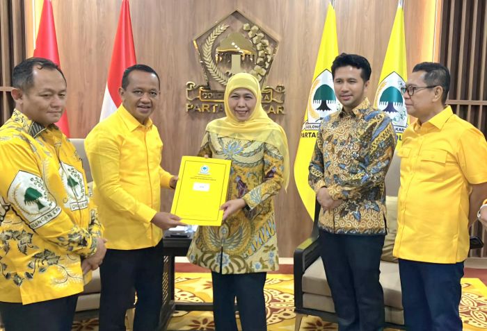 Khofifah-Emil Terima Formulir B1 KWK dari Partai Golkar untuk Maju Pilgub Jatim 2024 Khofifah-Emil Terima Formulir B1 KWK dari Partai Golkar untuk Maju Pilgub Jatim 2024