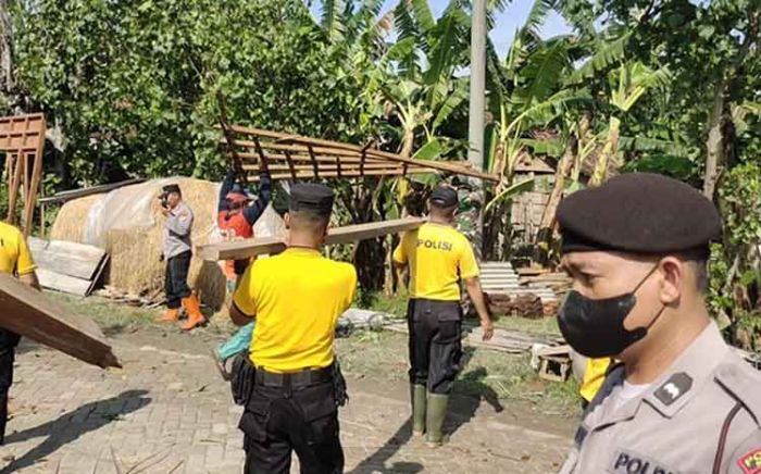 Anggota Polres Ngawi Gerak Cepat Bantu Korban Terdampak Angin Puting Beliung Anggota Polres Ngawi Gerak Cepat Bantu Korban Terdampak Angin Puting Beliung