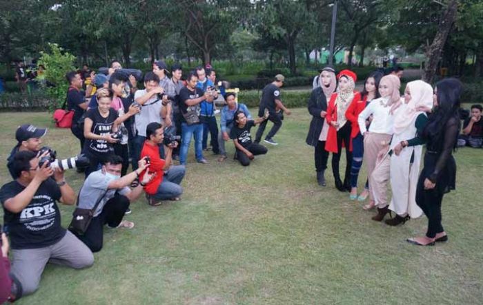 Pegiat Fotografer Ngabuburit di Kebon Ratu Jombang, Hunting Sambil Beramal Pegiat Fotografer Ngabuburit di Kebon Ratu Jombang, Hunting Sambil Beramal