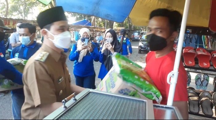 Gus Barra Bagikan Paket Sembako kepada PKL, Tukang Becak, dan Juru Parkir di GOR Mojosari Gus Barra Bagikan Paket Sembako kepada PKL, Tukang Becak, dan Juru Parkir di GOR Mojosari