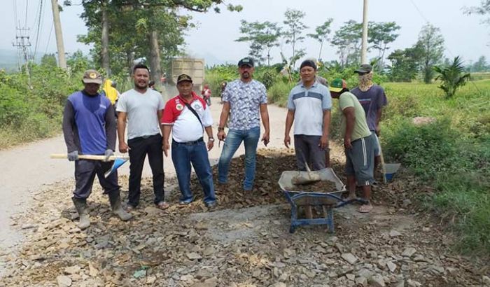 Merasa Dibohongi Perusahaan, Warga Berencana Blokir Jalan Ruas Nongkojajar - Puntir yang Rusak Merasa Dibohongi Perusahaan, Warga Berencana Blokir Jalan Ruas Nongkojajar - Puntir yang Rusak