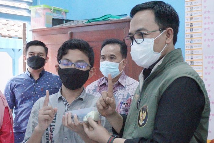 Berikan Kacamata, Mas Tamam Support Siswa SD Penderita Glukoma dan Mata Minus Berikan Kacamata, Mas Tamam Support Siswa SD Penderita Glukoma dan Mata Minus