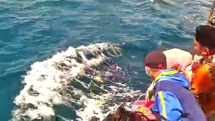 Nelayan Muncar Gelar Petik Laut Secara Sederhana di Masa Pandemi Nelayan Muncar Gelar Petik Laut Secara Sederhana di Masa Pandemi