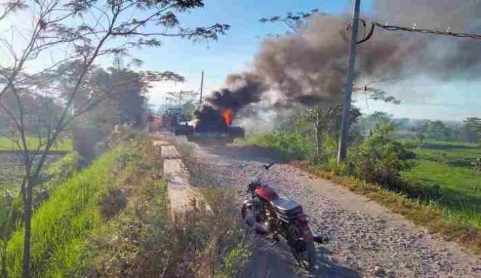 Mobil Pikap Terbakar di Gandusari Blitar, Satu Keluarga Selamat Mobil Pikap Terbakar di Gandusari Blitar, Satu Keluarga Selamat