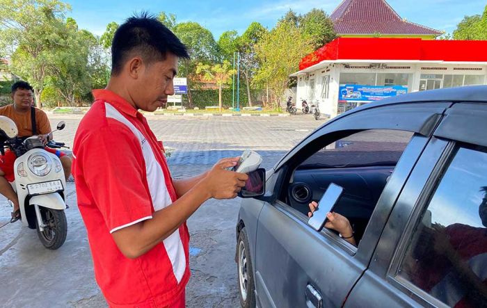 Masyarakat Tuban Sambut Baik Uji Coba Penggunaan Kode QR untuk Pengisian BBM Masyarakat Tuban Sambut Baik Uji Coba Penggunaan Kode QR untuk Pengisian BBM