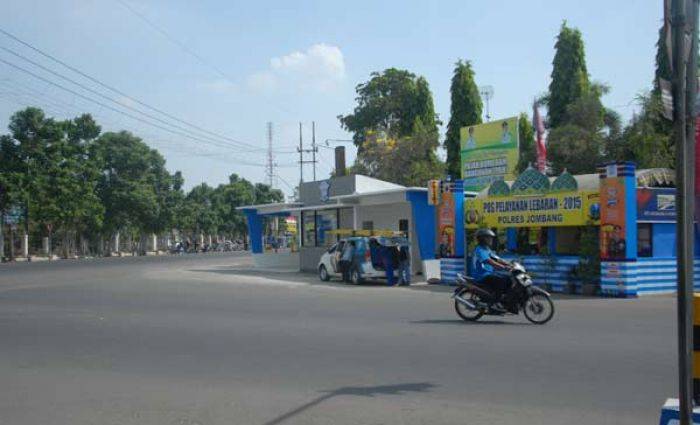 Polres Jombang Bangun Pos Pam untuk Mengatasi Kemacetan di Seputaran Alun-alun Polres Jombang Bangun Pos Pam untuk Mengatasi Kemacetan di Seputaran Alun-alun