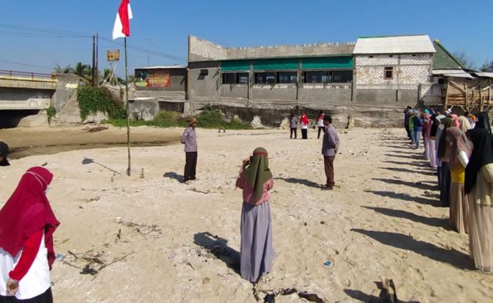 Tanamkan Cinta Lingkungan, Pelajar di Tuban Diajak Upacara Kemerdekaan RI di Pantai