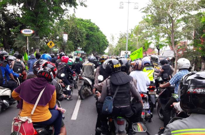 Ribuan Buruh di Gresik Kembali Demo, Jalan Dr. Wahidin SH dan Jalan Kartini Macet Panjang