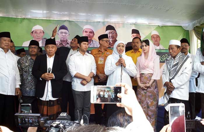 Sebut Keluarga Suaminya, Khofifah Nangis saat Sambutan Pemberangkatan Daftar ke KPU Jatim Sebut Keluarga Suaminya, Khofifah Nangis saat Sambutan Pemberangkatan Daftar ke KPU Jatim