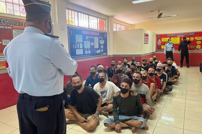Lapas Narkotika Kelas IIA Pamekasan Kembali Terima Narapidana Baru dari Rutan Kelas I Surabaya Lapas Narkotika Kelas IIA Pamekasan Kembali Terima Narapidana Baru dari Rutan Kelas I Surabaya