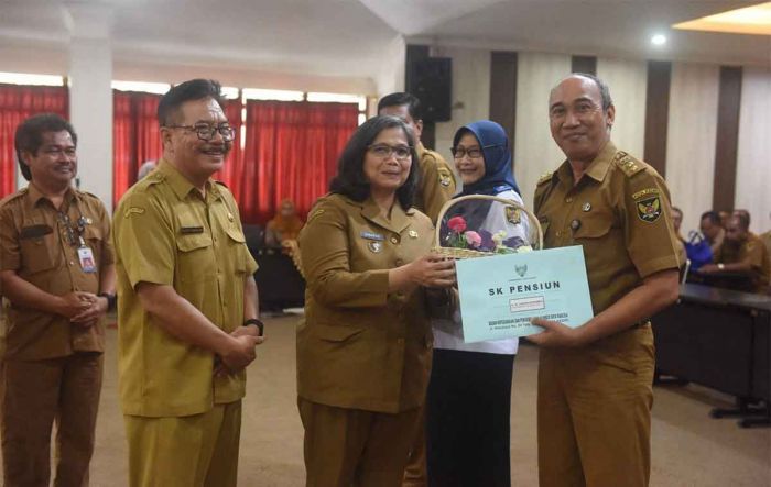 Pj Wali Kota Kediri Serahkan SK Pensiun untuk 50 PNS Pj Wali Kota Kediri Serahkan SK Pensiun untuk 50 PNS