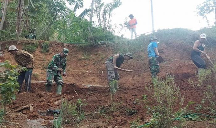 ​Serma Sugeng Jadi Juru Kunci Pembangunan TPJ di Semurup Trenggalek