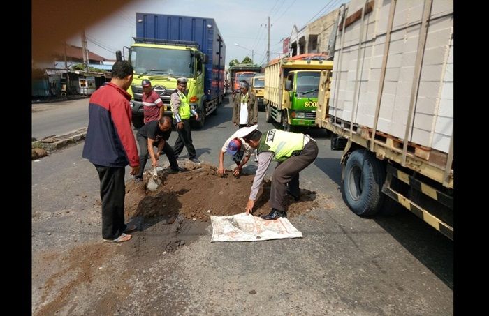 Prihatin Jalan Rusak, Polantas dan Warga Kejapanan Pasuruan Perbaiki Jalan Prihatin Jalan Rusak, Polantas dan Warga Kejapanan Pasuruan Perbaiki Jalan