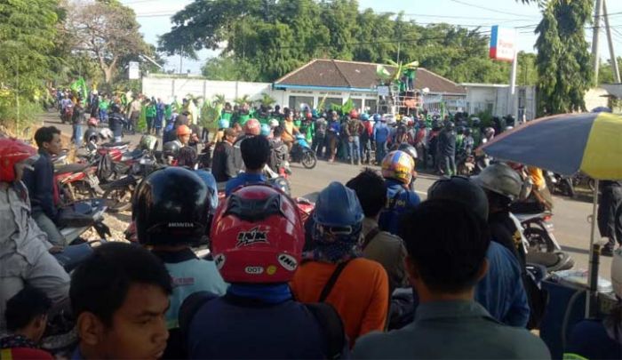 Solidaritas Teman Dipecat Sepihak, Ratusan Buruh Demo PT. LMI Paciran