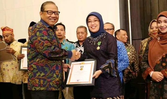 Ketua Dekranasda Pasuruan Terima Penghargaan Bakti Koperasi dari Menkop dan UKM Ketua Dekranasda Pasuruan Terima Penghargaan Bakti Koperasi dari Menkop dan UKM