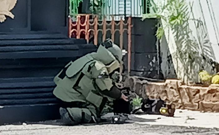 Gegana Brimob Polda Jatim Ledakkan Tas Hitam Diduga Berisi Bom di Kediri, Ternyata Isinya Hanya ... Gegana Brimob Polda Jatim Ledakkan Tas Hitam Diduga Berisi Bom di Kediri, Ternyata Isinya Hanya ...