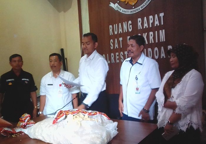 Sempat Tetapkan Tiga Tersangka, Polresta Sidoarjo Terbitkan SP3 untuk Kasus Snack Berbahan Limbah Sempat Tetapkan Tiga Tersangka, Polresta Sidoarjo Terbitkan SP3 untuk Kasus Snack Berbahan Limbah