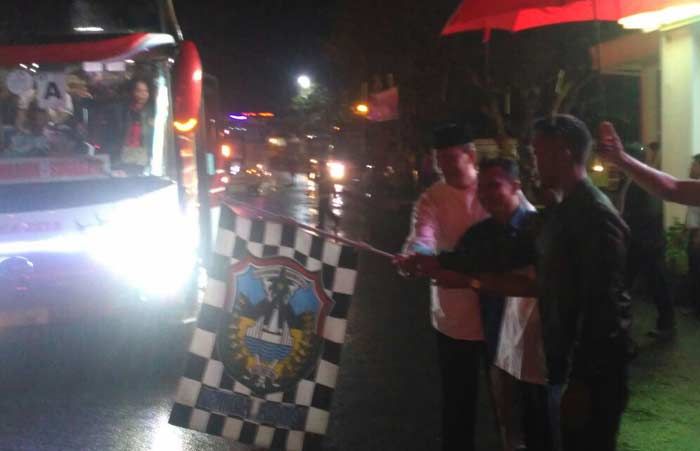Wabup Pacitan Berangkatkan 11 Bus Balik Gratis Menuju Surabaya Wabup Pacitan Berangkatkan 11 Bus Balik Gratis Menuju Surabaya