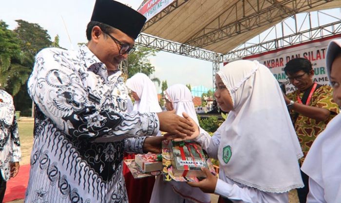PGRI Pamekasan Gelar Rapat Akbar, Bupati Minta Ajari Murid Pandai Bersyukur PGRI Pamekasan Gelar Rapat Akbar, Bupati Minta Ajari Murid Pandai Bersyukur