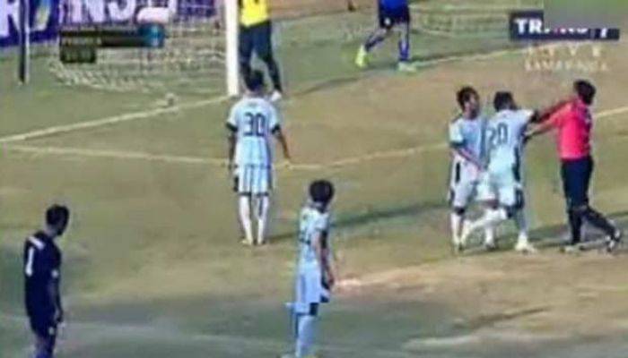 Pukul Wasit, Bek Persela Lamongan, Victor Pae Didenda Rp 100 Juta Pukul Wasit, Bek Persela Lamongan, Victor Pae Didenda Rp 100 Juta