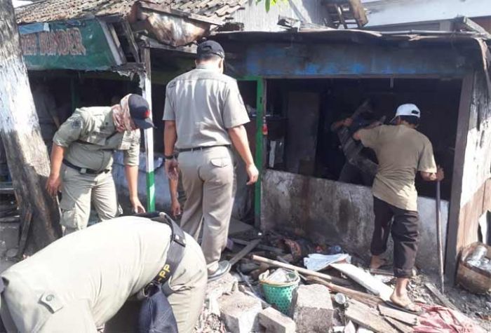 Dispol PP Gresik Bongkar Bangunan Liar di Sekitar Terminal Bunder Dispol PP Gresik Bongkar Bangunan Liar di Sekitar Terminal Bunder