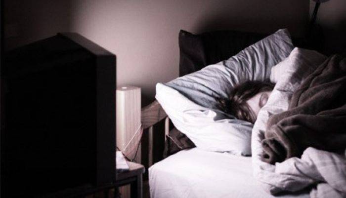 Ternyata Tidur Sambil Menyalakan TV Berbahaya dan Beresiko Timbulkan Penyakit Ternyata Tidur Sambil Menyalakan TV Berbahaya dan Beresiko Timbulkan Penyakit