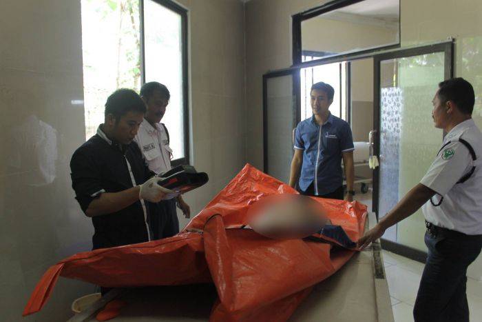 Diduga Warga Jajag Blitar, Wanita Cantik Tewas Dibantai Bareng Anjing Diduga Warga Jajag Blitar, Wanita Cantik Tewas Dibantai Bareng Anjing