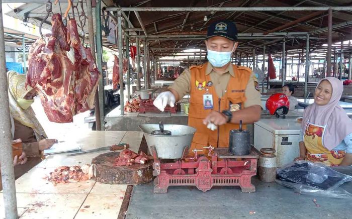 Songsong Idul Fitri 1444 H, Disperdagin Kota Kediri Lakukan Pengawasan UTTP ke Pedagang Pasar Songsong Idul Fitri 1444 H, Disperdagin Kota Kediri Lakukan Pengawasan UTTP ke Pedagang Pasar