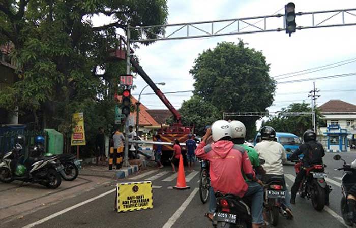 Ditengarai Tabrak Aturan, Pemasangan TL Rp 7,5 M Kota Pasuruan Jalan Terus 