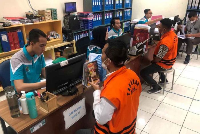 Rutan Surabaya Terima Dua Tahanan KPK Kasus Dana Hibah APBD Jatim Rutan Surabaya Terima Dua Tahanan KPK Kasus Dana Hibah APBD Jatim