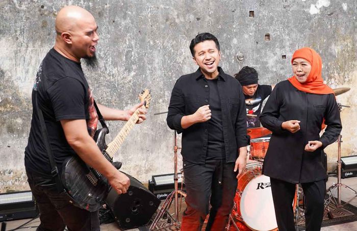 Khofifah-Emil Kolab Bareng Dewa 19, Nyanyikan Hidup adalah Perjuangan Khofifah-Emil Kolab Bareng Dewa 19, Nyanyikan Hidup adalah Perjuangan