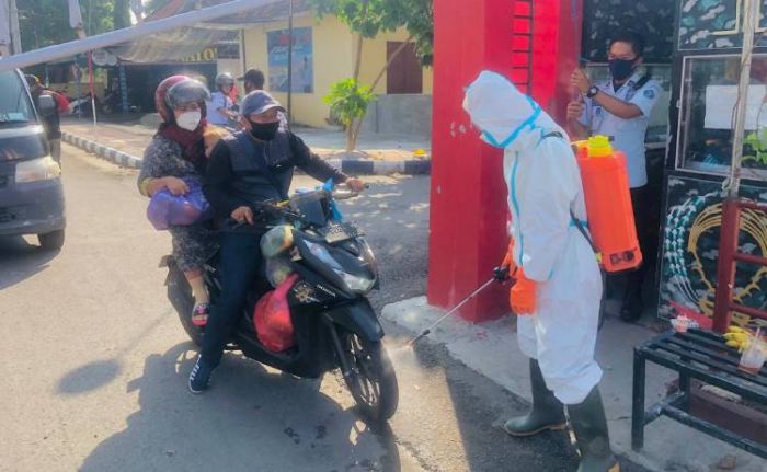 Antisipasi Sebaran Covid-19, Lapas Kelas IIA Pamekasan Lakukan Penyemprotan di Pintu Masuk