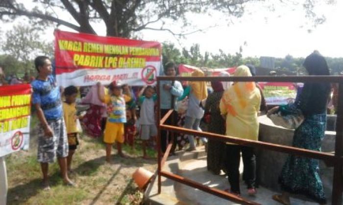 Ratusan Warga Remen Tuban Luruk Balai Desa, Tolak Pendirian Terminal LPG Ratusan Warga Remen Tuban Luruk Balai Desa, Tolak Pendirian Terminal LPG