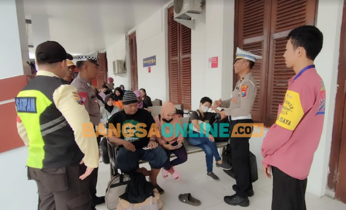 Penumpang Arus Balik Masih Padat, Petugas Satlantas Polres Kediri Kota Patroli ke Stasiun KA Penumpang Arus Balik Masih Padat, Petugas Satlantas Polres Kediri Kota Patroli ke Stasiun KA