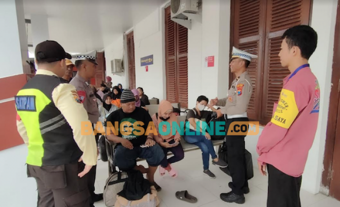 Penumpang Arus Balik Masih Padat, Petugas Satlantas Polres Kediri Kota Patroli ke Stasiun KA