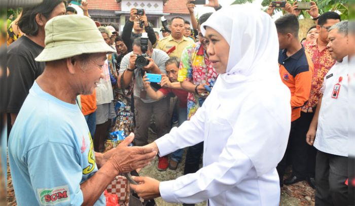 Tinjau Korban Badai di Bojonegoro, Khofifah Serahkan Sejumlah Bantuan